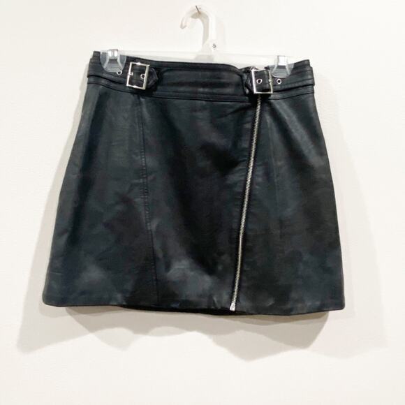 Topshop Faux Leather Moto Mini Skirt Size 8P Black Silver Buckles Edgy Chic - Picture 3 of 11